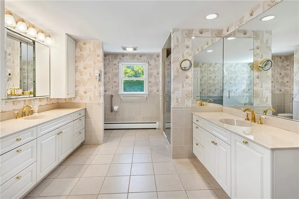 149 Nanaquaket Road Tiverton RI 02878