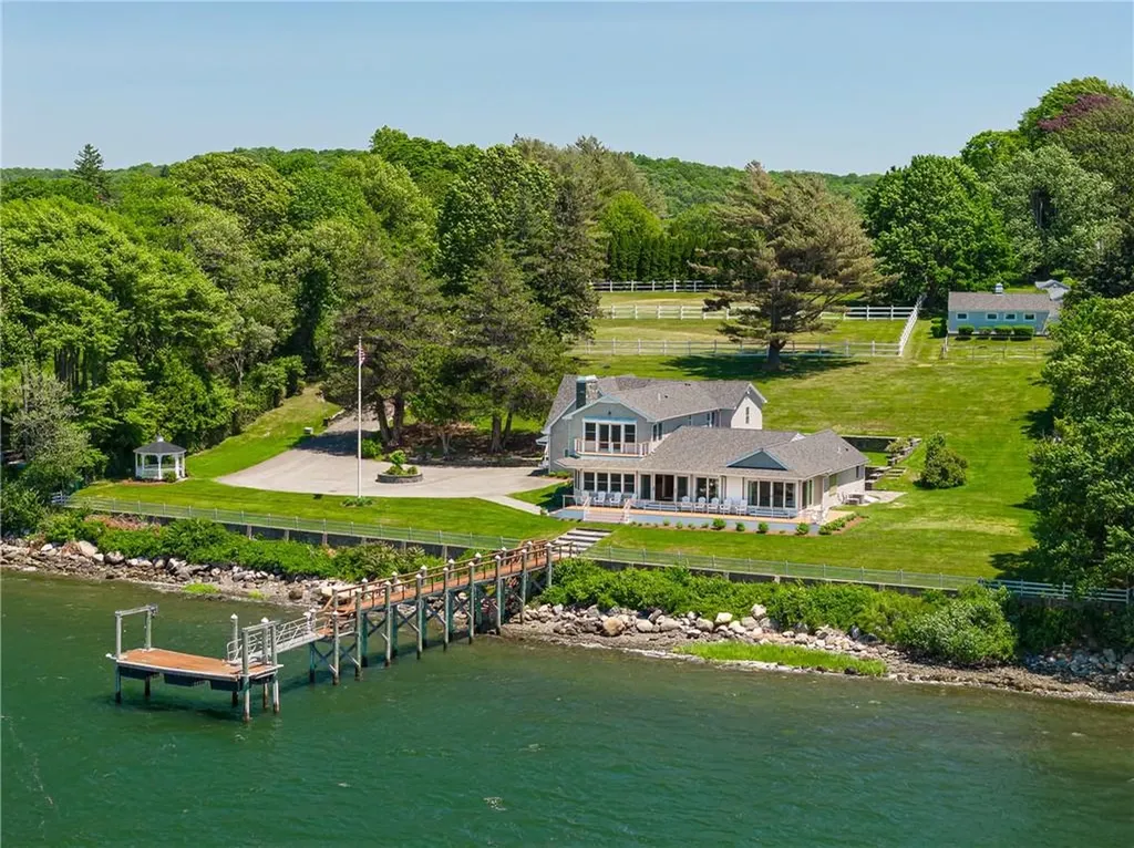 149 Nanaquaket Road Tiverton RI 02878