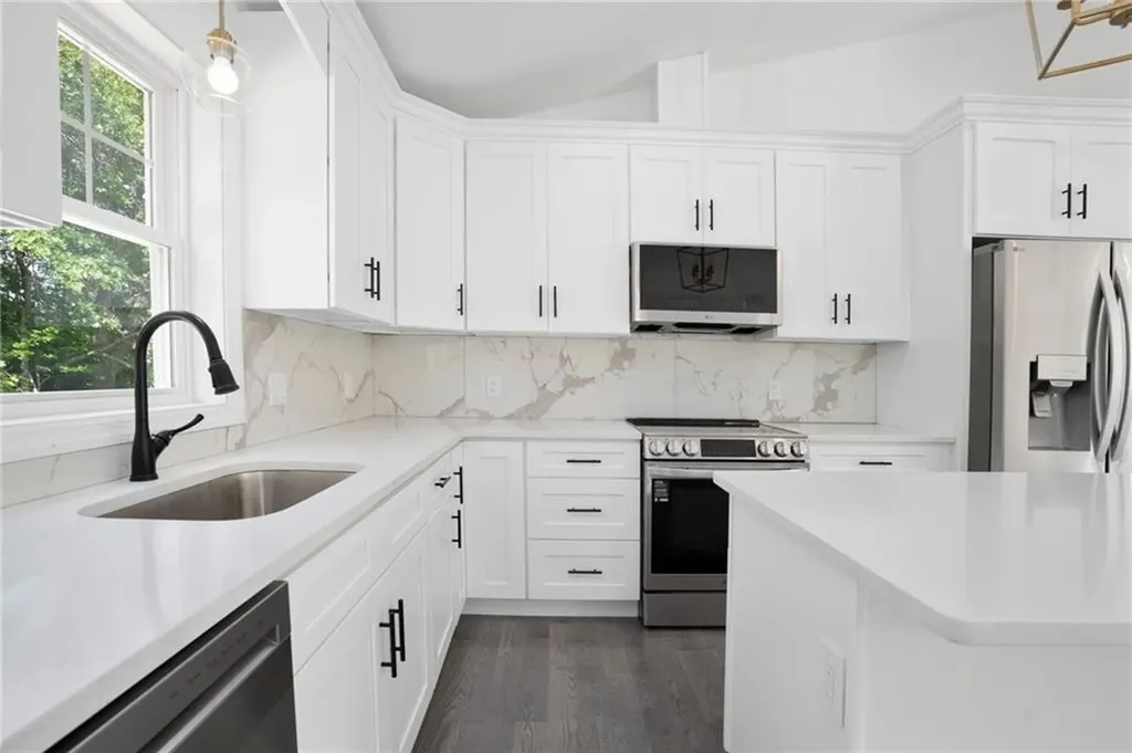 18 Pleasantview Avenue Johnston RI 02919