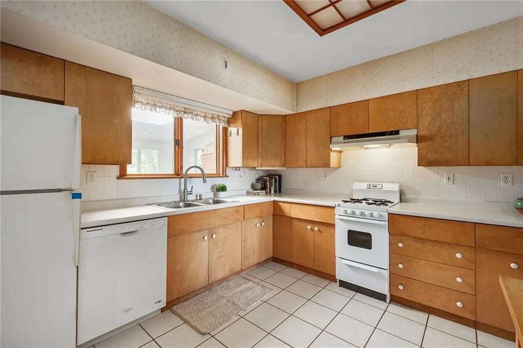 905 Bullocks Point Avenue East Providence RI 02915