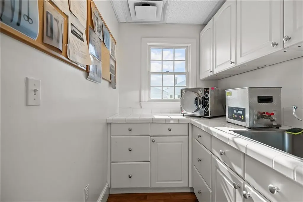 74 Valley Road Middletown RI 02842