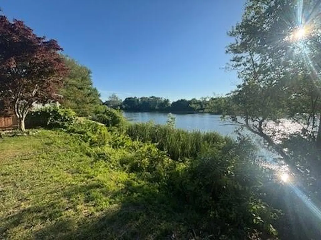 111 Lakeside Avenue Cranston RI 02910