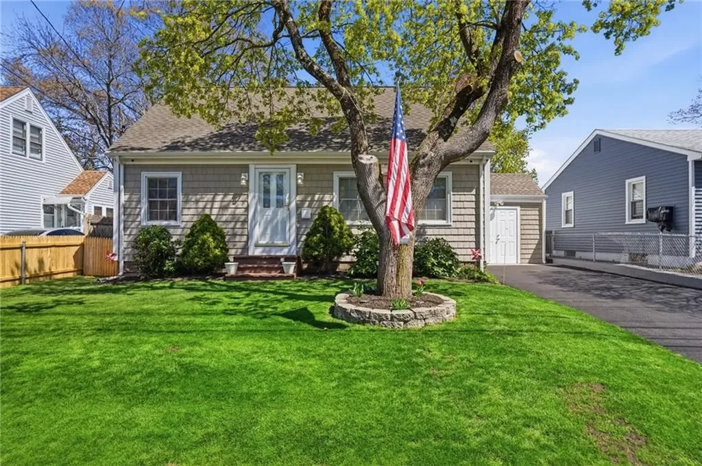 108 Hilton Avenue East Providence RI 02915