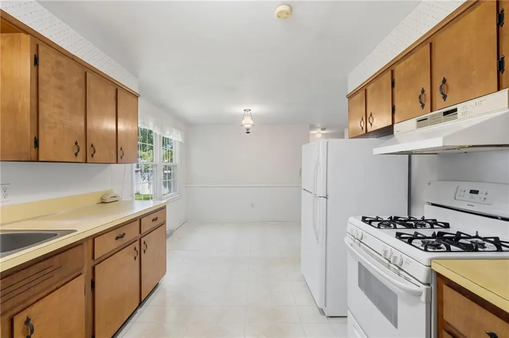 5 Lee Drive Warren RI 02885
