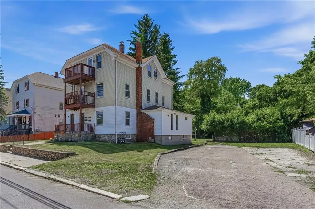 428 9th Avenue Woonsocket RI 02895