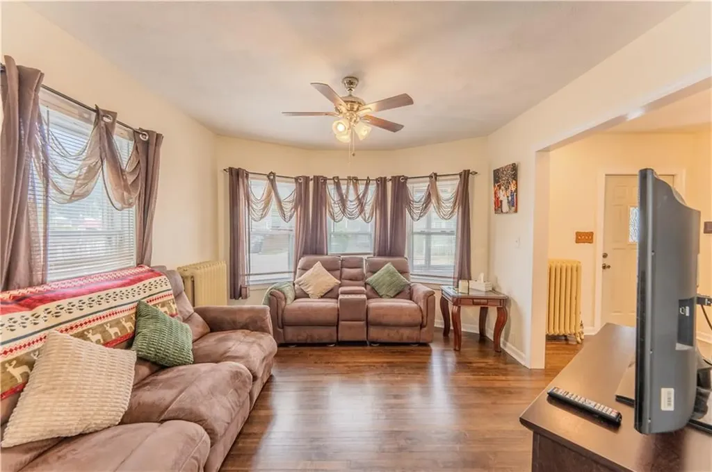 27 Cliffdale Avenue Cranston RI 02905