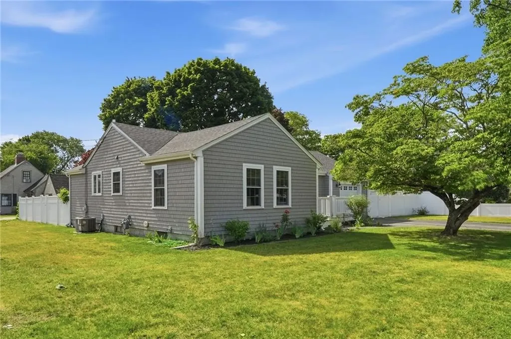 336 Dover Avenue East Providence RI 02914