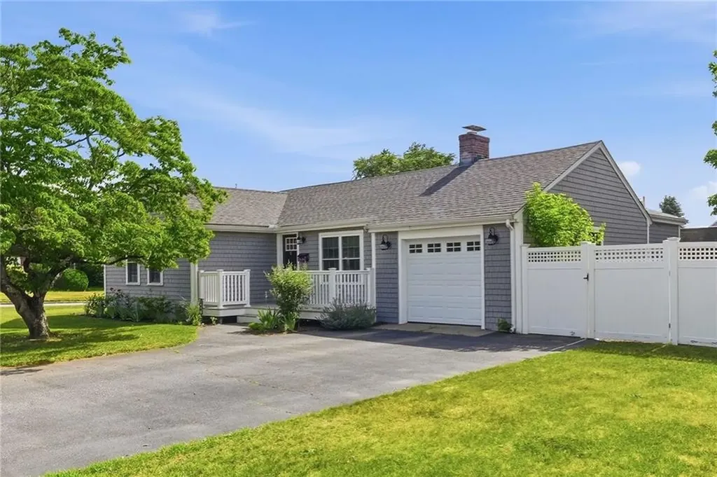 336 Dover Avenue East Providence RI 02914