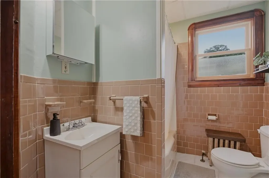 22 South Avenue Tiverton RI 02878