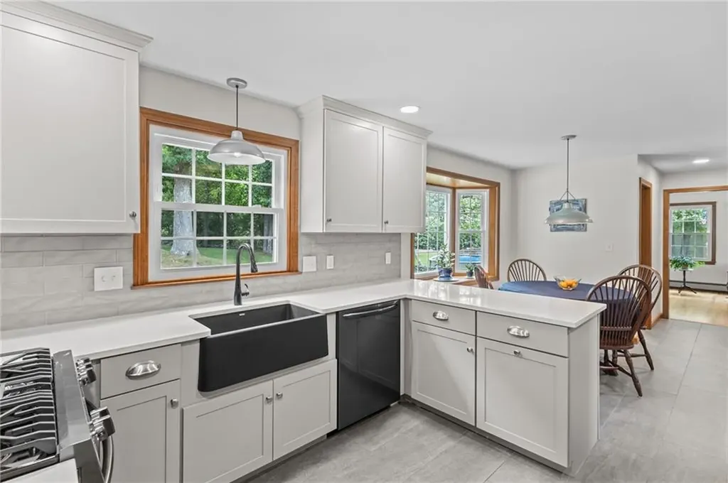 157 Tara Lane Woonsocket RI 02895