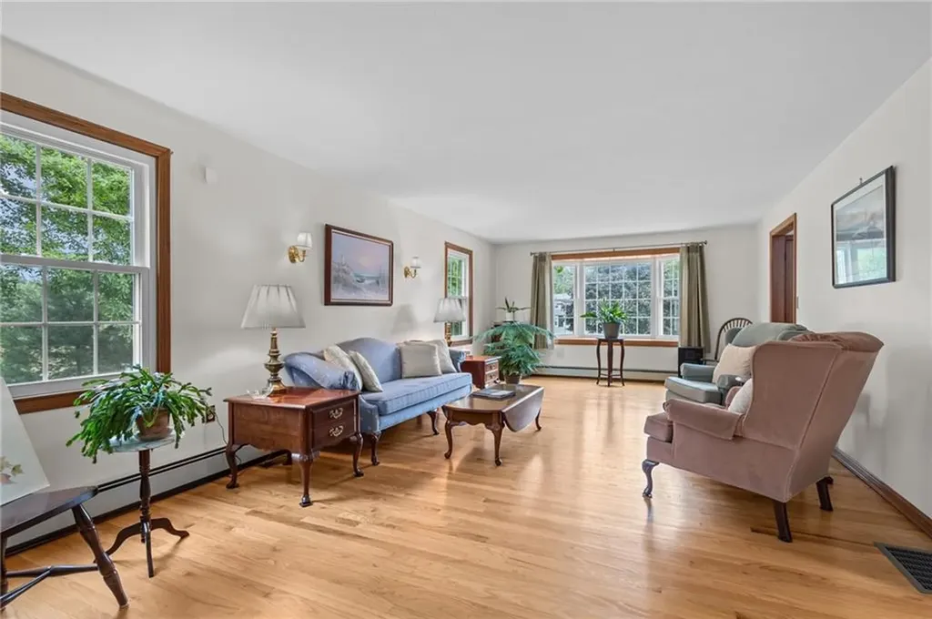 157 Tara Lane Woonsocket RI 02895