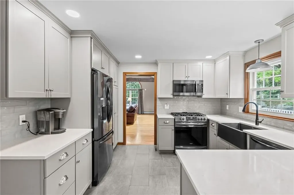 157 Tara Lane Woonsocket RI 02895