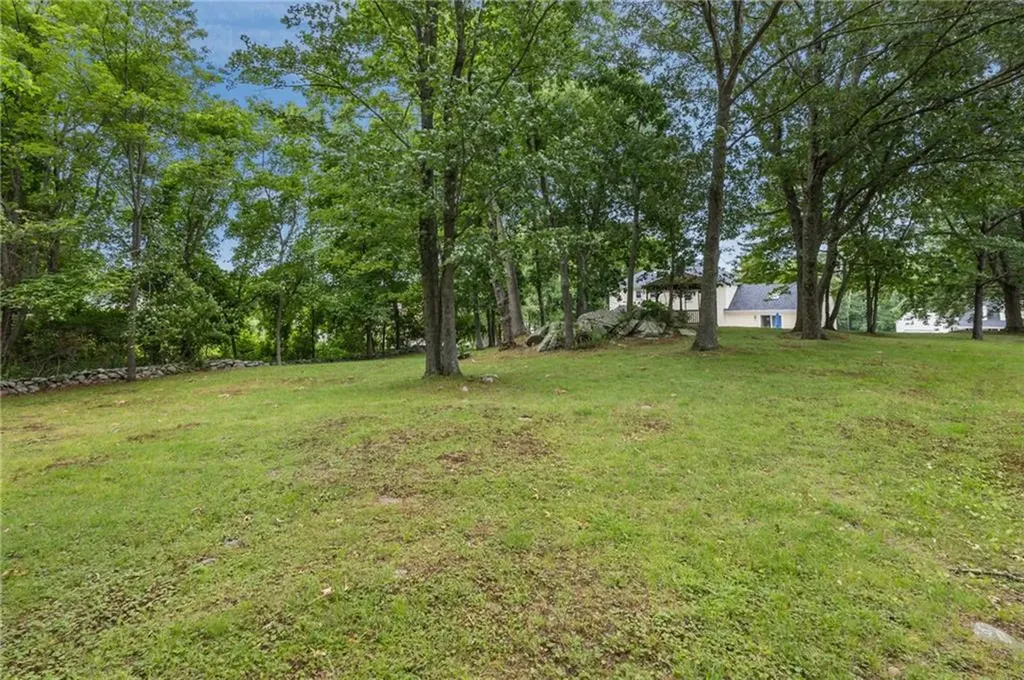 157 Tara Lane Woonsocket RI 02895