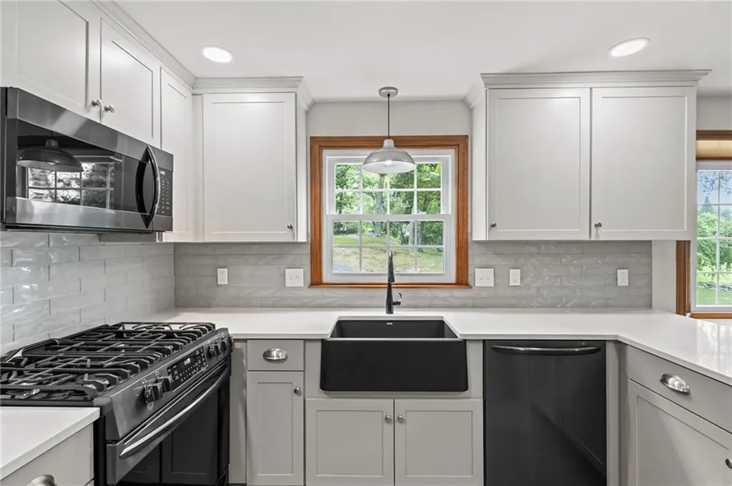 157 Tara Lane Woonsocket RI 02895