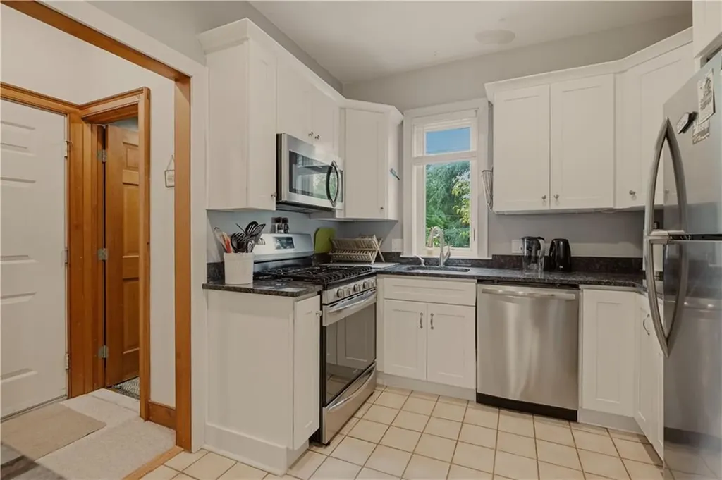 158 Narragansett Avenue Newport RI 02840