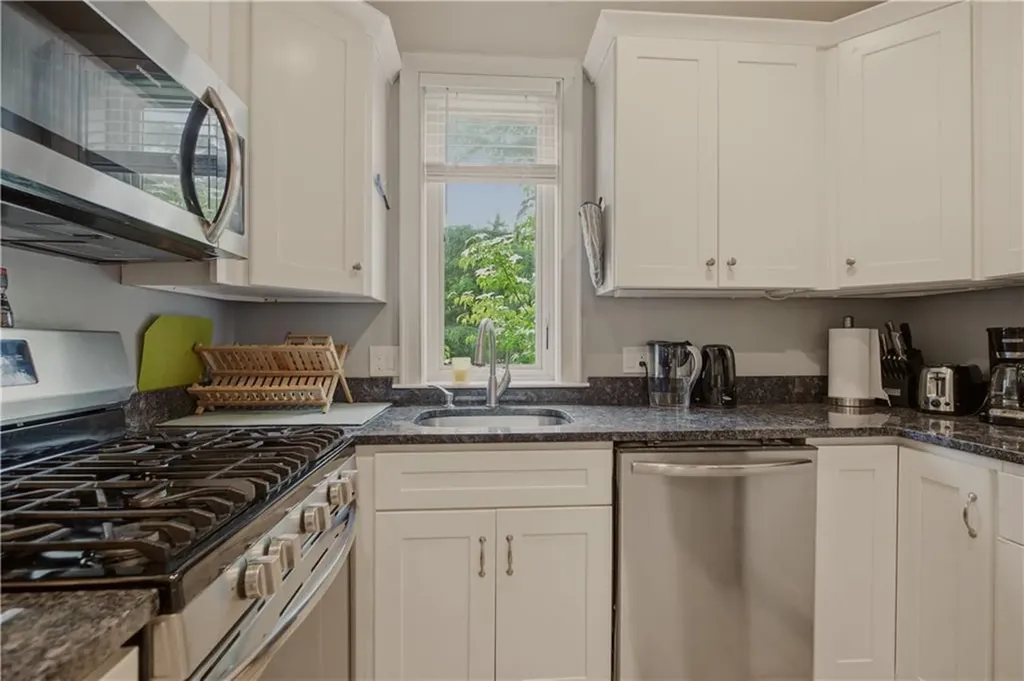 158 Narragansett Avenue Newport RI 02840