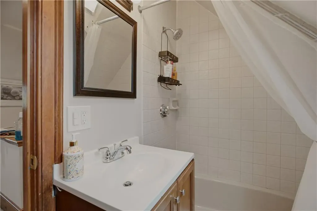 158 Narragansett Avenue Newport RI 02840