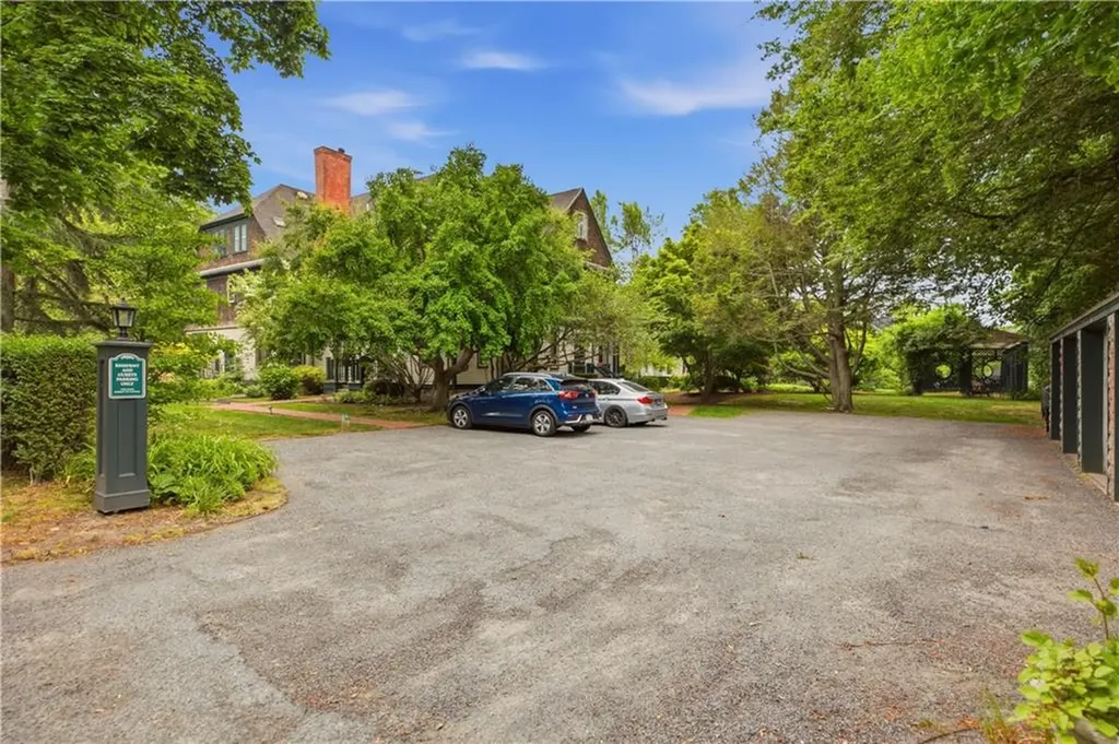 158 Narragansett Avenue Newport RI 02840