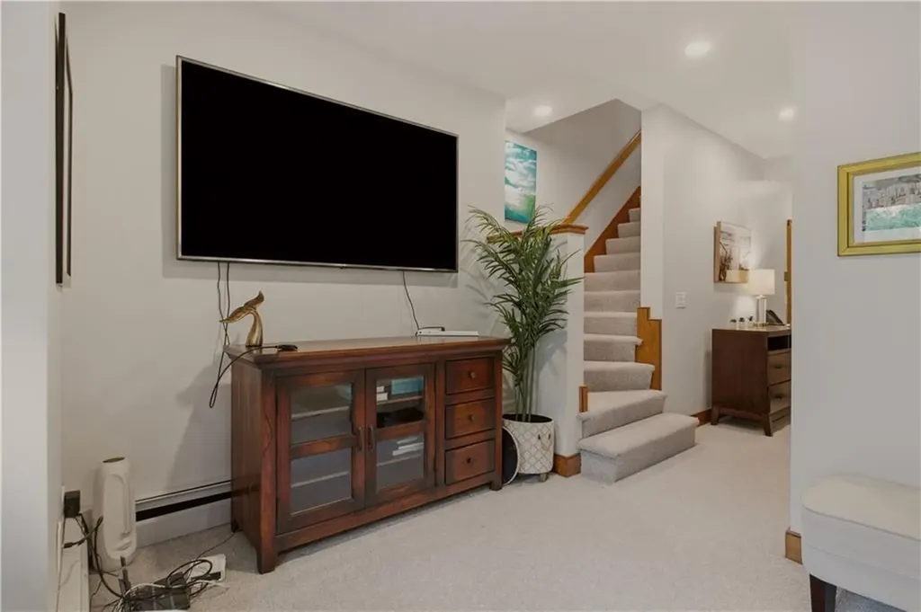 158 Narragansett Avenue Newport RI 02840