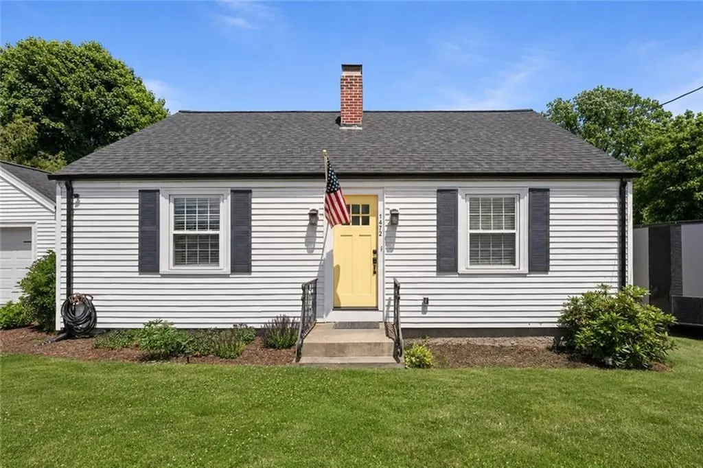 1472 Wampanoag Trail East Providence RI 02915