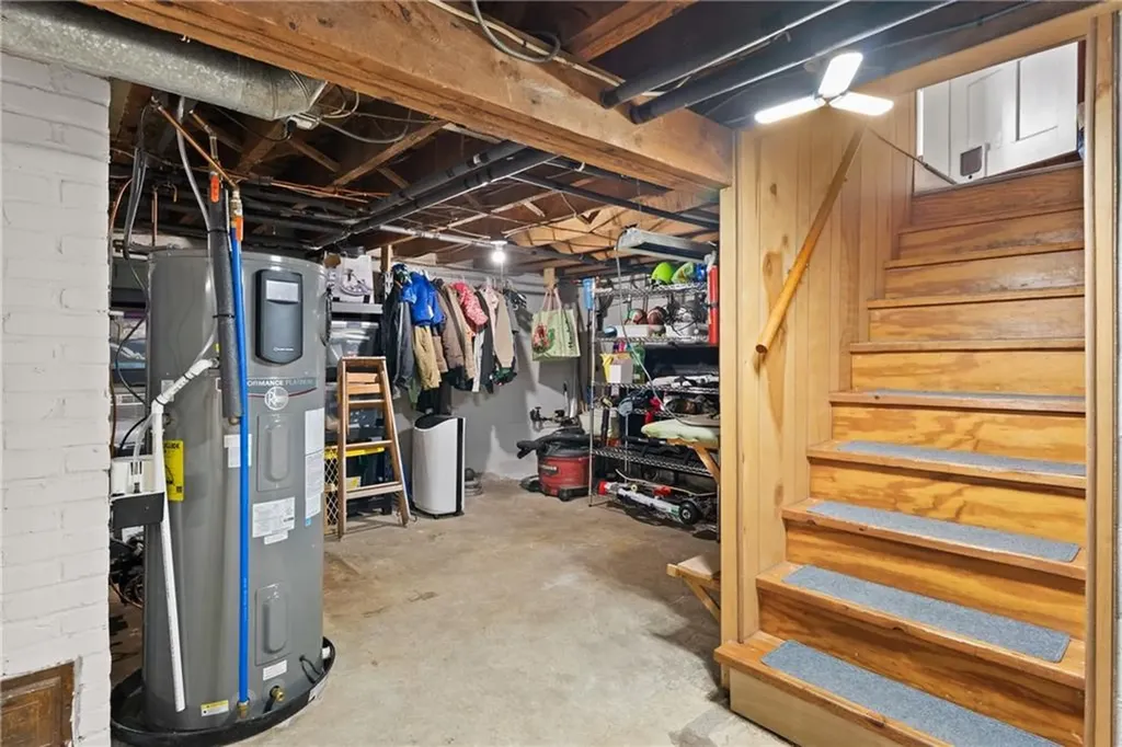 1472 Wampanoag Trail East Providence RI 02915