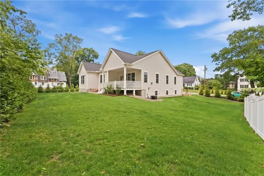 124 Oak Street South Kingstown RI 02879