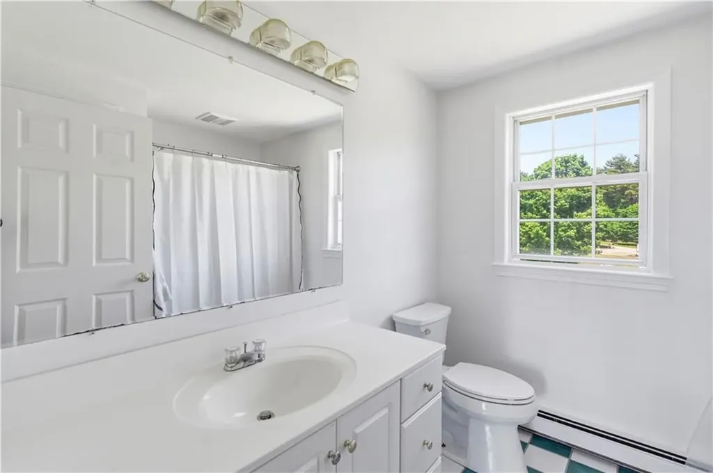 27 Charles Avenue Uxbridge MA 01569