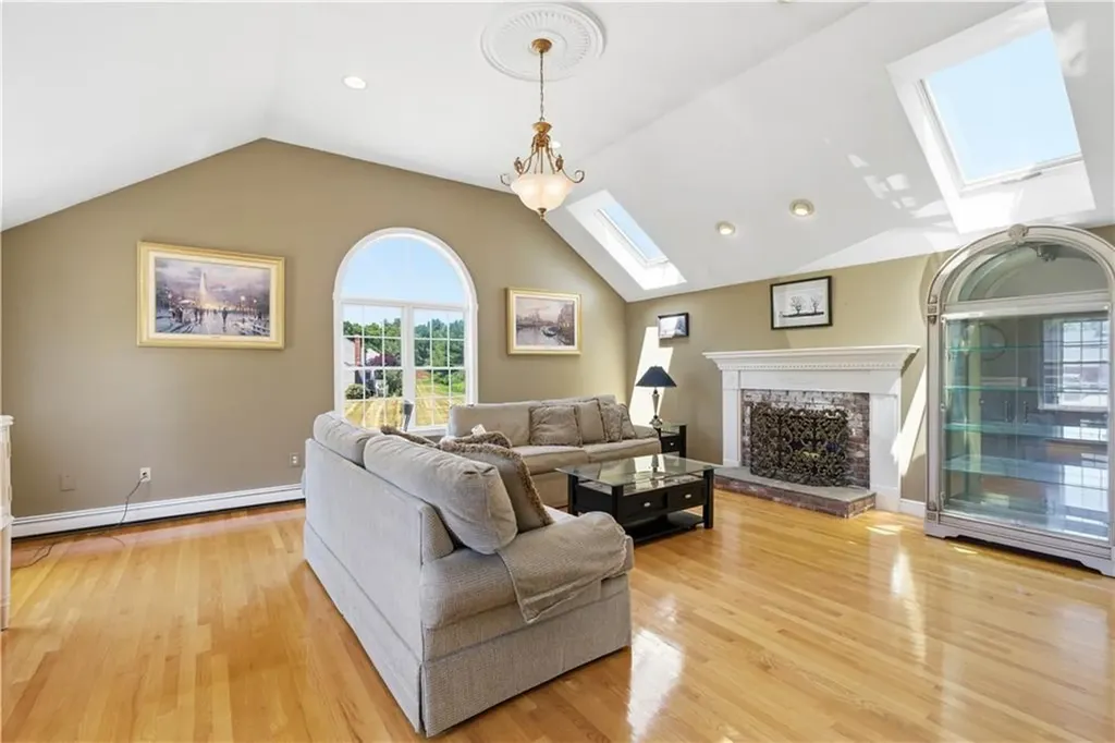 27 Charles Avenue Uxbridge MA 01569