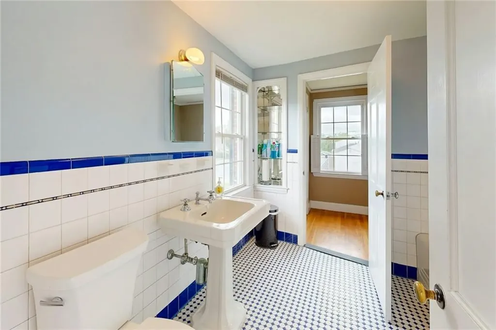 873 Warwick Avenue Warwick RI 02888