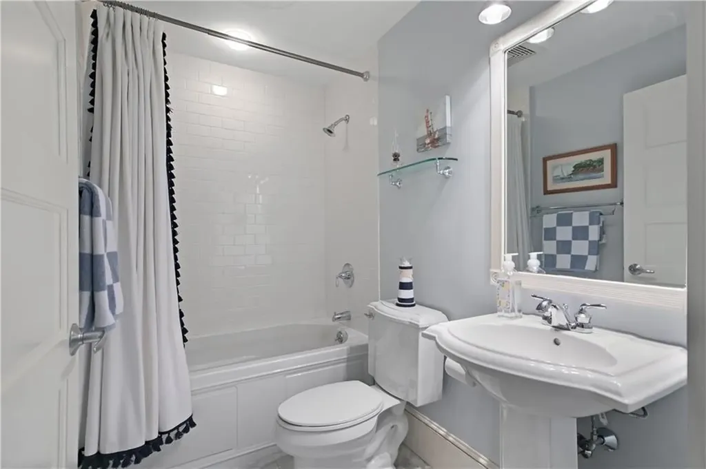 423 Hope Street Bristol RI 02809