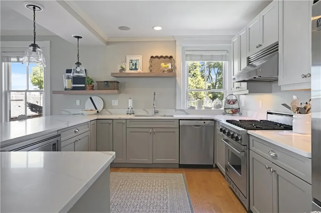 423 Hope Street Bristol RI 02809