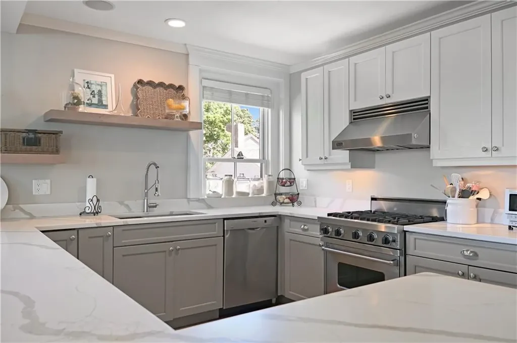423 Hope Street Bristol RI 02809