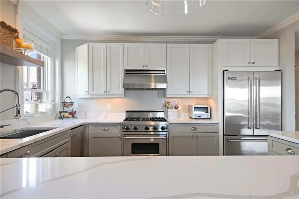 423 Hope Street Bristol RI 02809