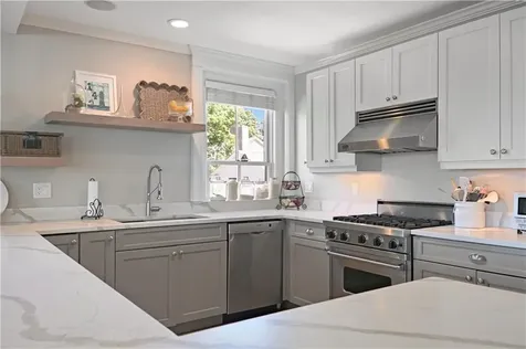 423 Hope Street Bristol RI 02809