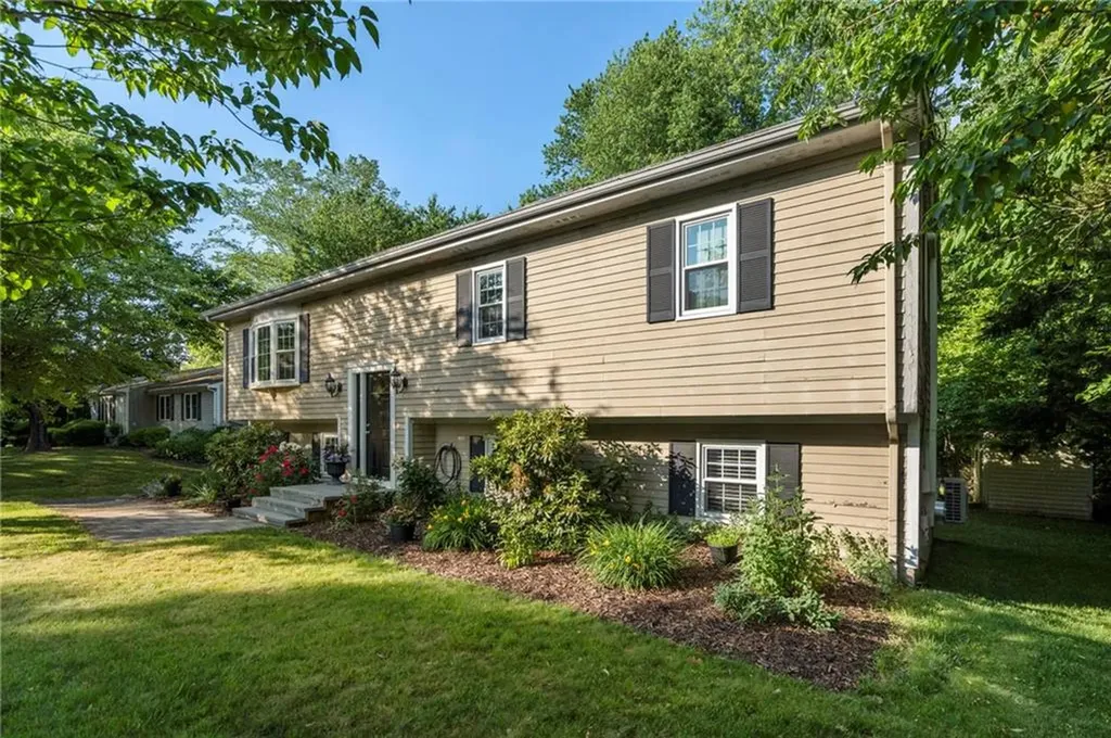 22 Kinnicutt Avenue Warren RI 02885