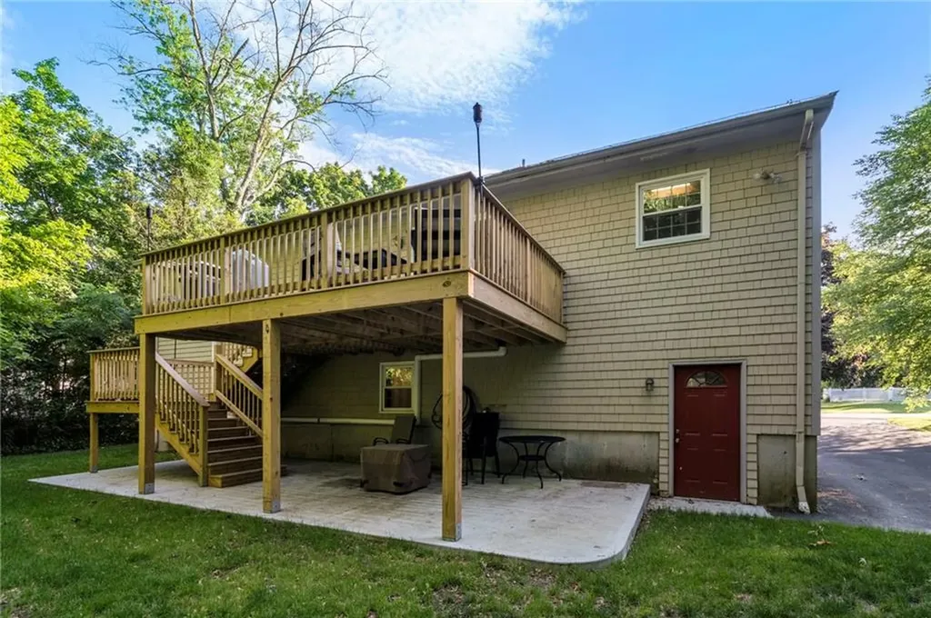 22 Kinnicutt Avenue Warren RI 02885