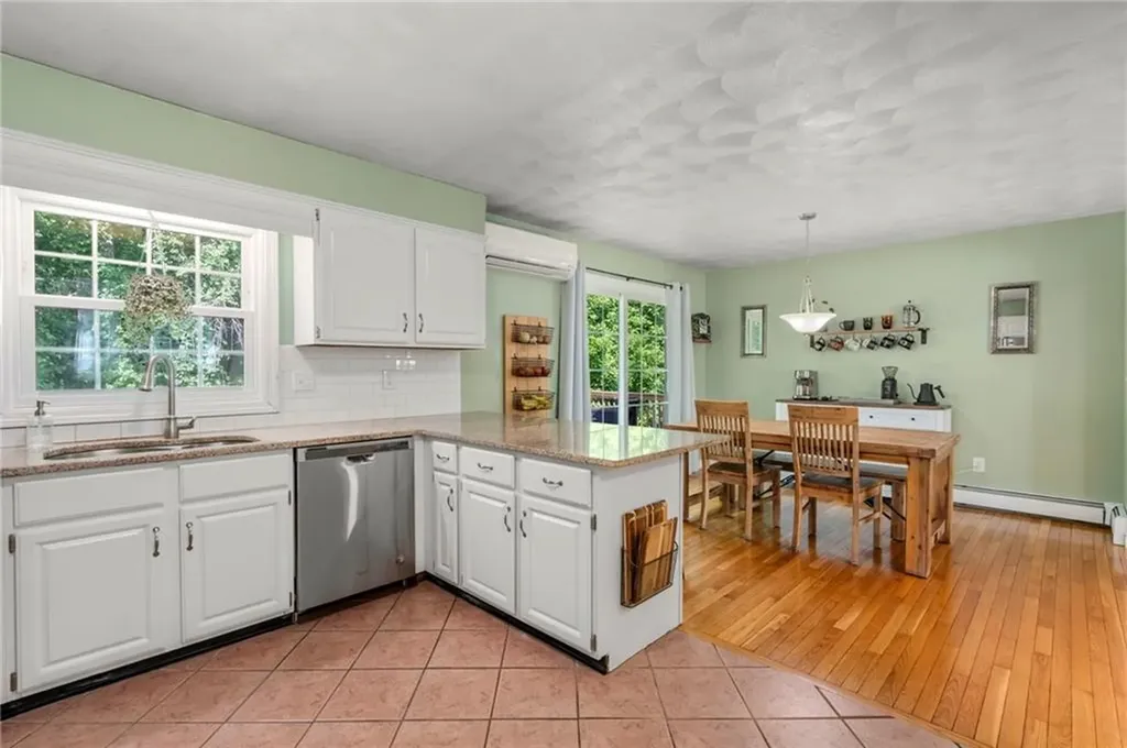 22 Kinnicutt Avenue Warren RI 02885