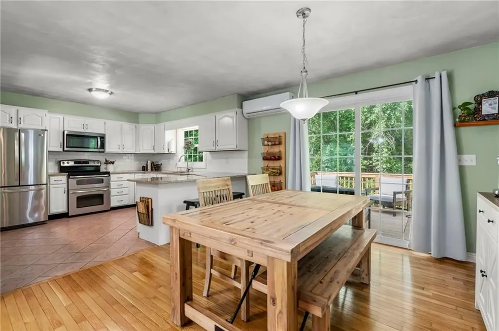22 Kinnicutt Avenue Warren RI 02885