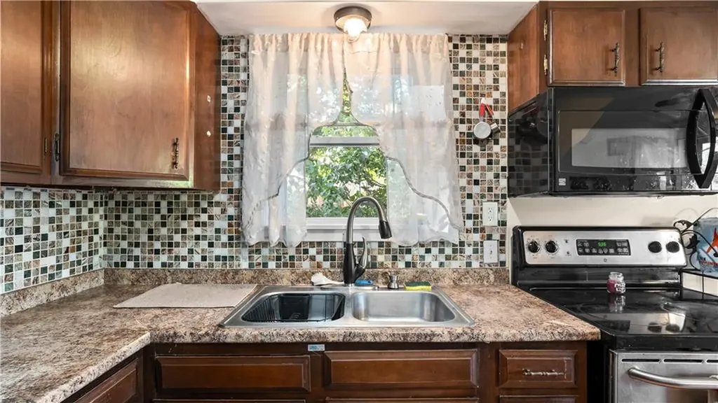 59 Liverpool Street Warwick RI 02886