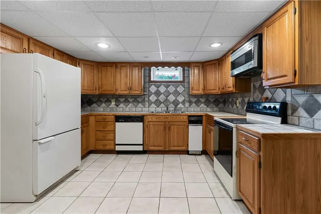 6 Varnum Avenue Bristol RI 02809