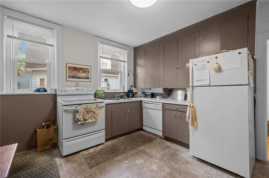 49 Arnold Street East Providence RI 02915
