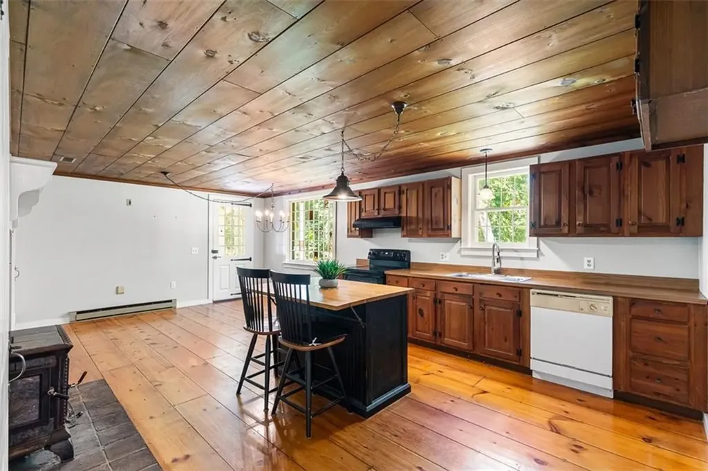 25 Forest Glen Drive Hopkinton RI 02832