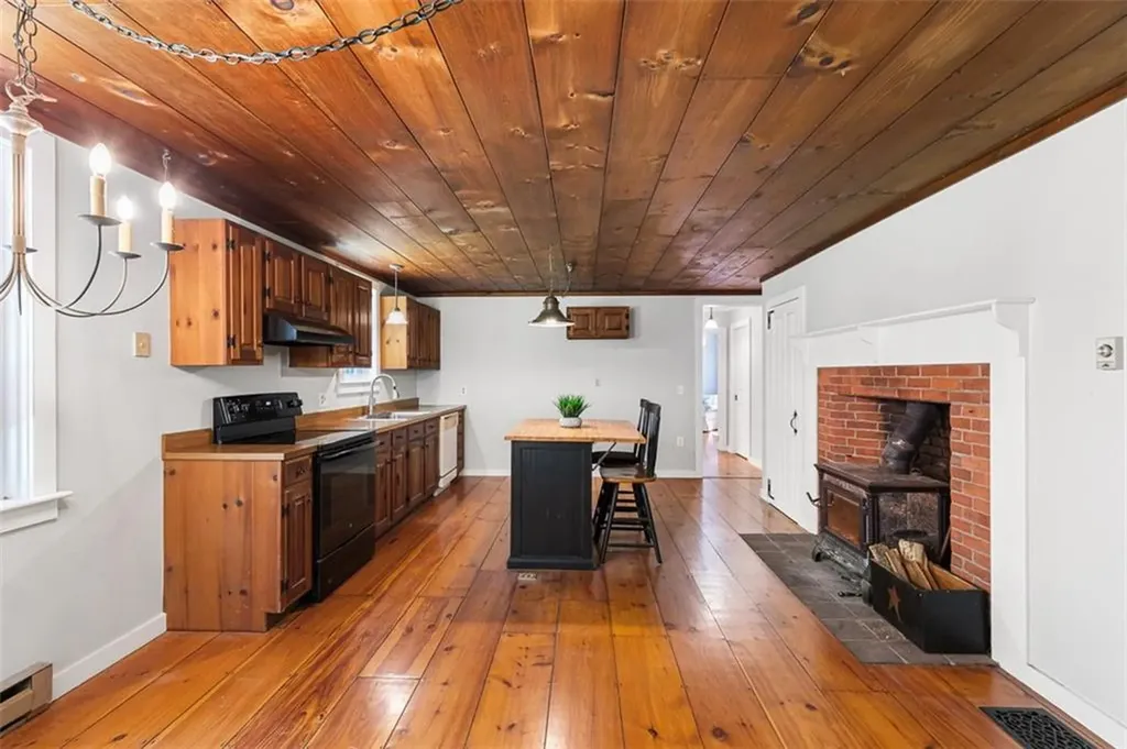 25 Forest Glen Drive Hopkinton RI 02832