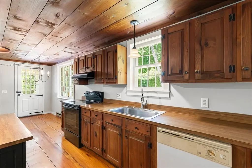 25 Forest Glen Drive Hopkinton RI 02832