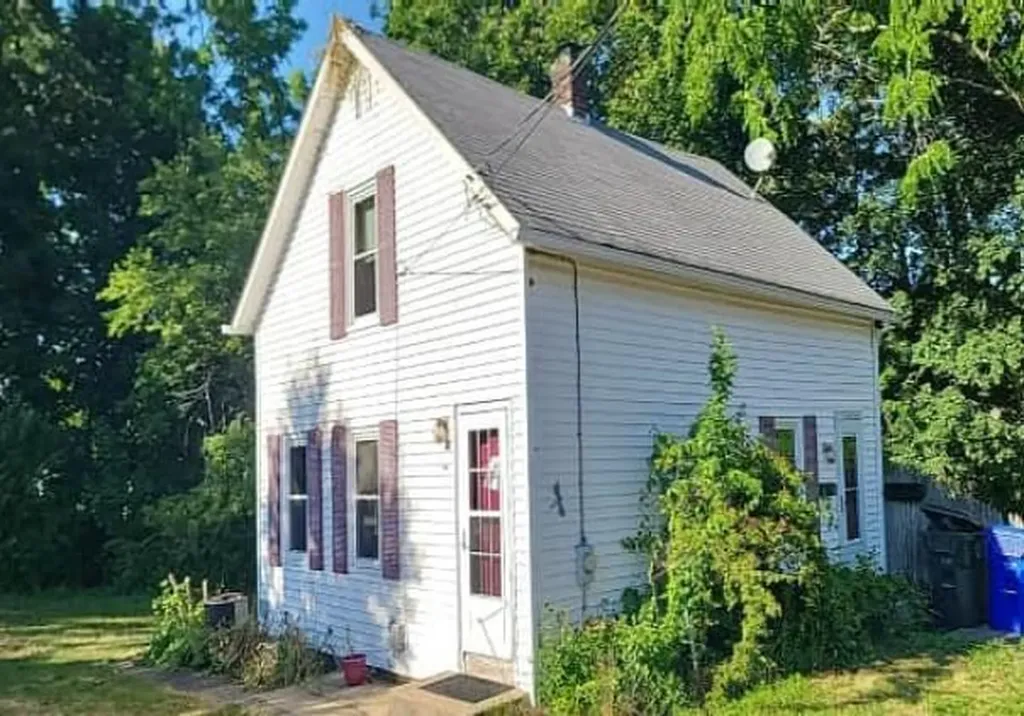 15 Hope Court West Warwick RI 02893