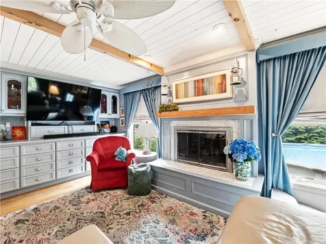 68 Captains Circle Tiverton RI 02878