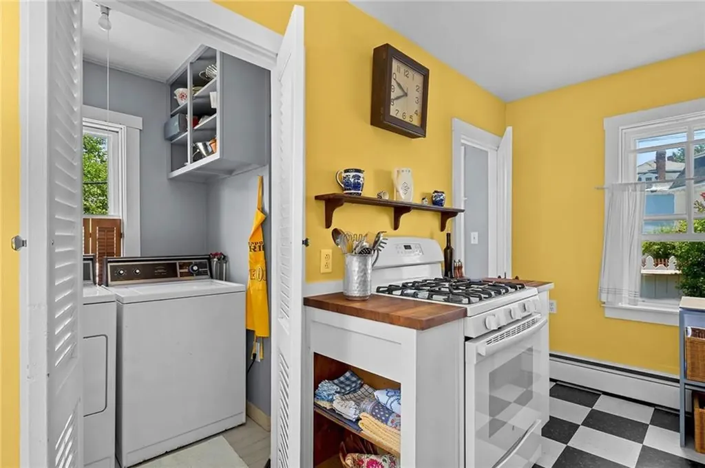 8 Sanford Street Newport RI 02840