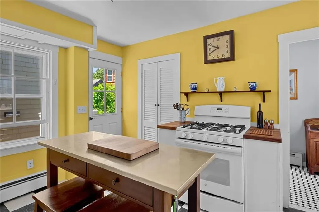 8 Sanford Street Newport RI 02840