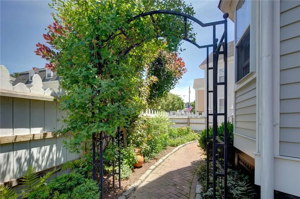 8 Sanford Street Newport RI 02840