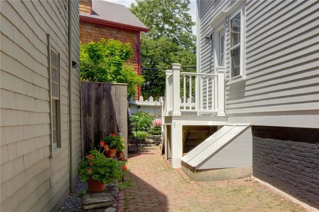 8 Sanford Street Newport RI 02840